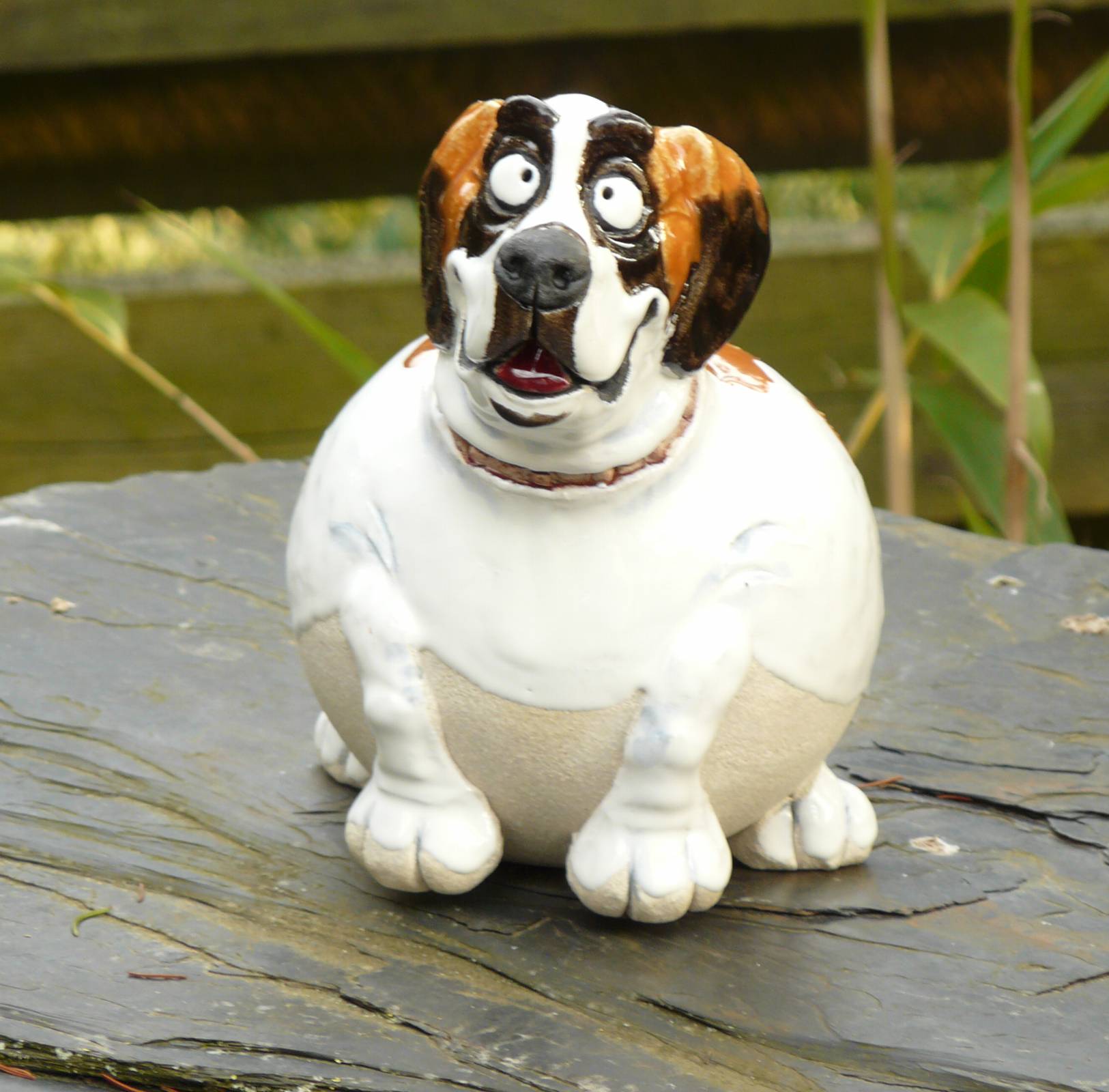 Gartenstecker Gartenkugel Beetstecker Hund Bernhardiner Keramik